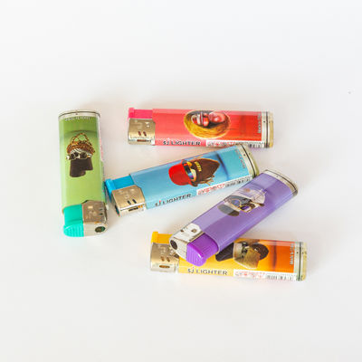 Solicitud personalizada Diseño de etiqueta de cinco colores encendedor de gas para cigarrillos tapa de viento de níquel