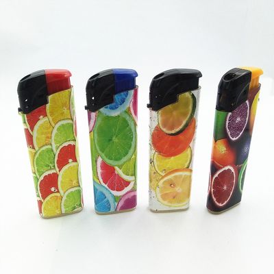 Solicitud personalizada Enciendador de cigarrillos de plástico de gas Dongyi Diseño 2023 con personalización