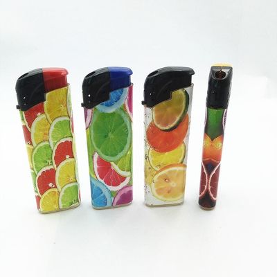 Solicitud personalizada Enciendador de cigarrillos de plástico de gas Dongyi Diseño 2023 con personalización