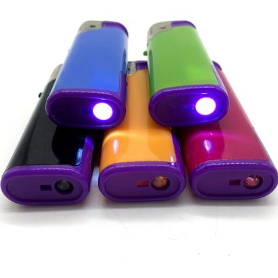 Solicitud personalizada encendedor electrónico desechable a prueba de viento con LED desde la personalización