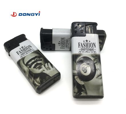 Etiqueta de color personalizada encendedor de cigarrillos de moda para Europa y América modelo NO. DY-F007 plástico