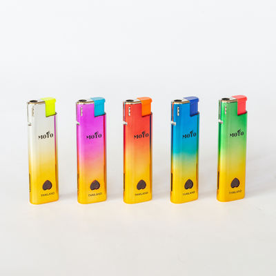 Diseño de moda Dy-F018 encendedor de gas de plástico a prueba de viento con opción de personalización
