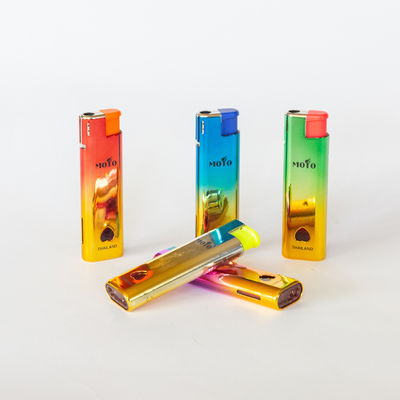 Diseño de moda Dy-F018 encendedor de gas de plástico a prueba de viento con opción de personalización