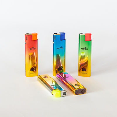 Diseño de moda Dy-F018 encendedor de gas de plástico a prueba de viento con opción de personalización