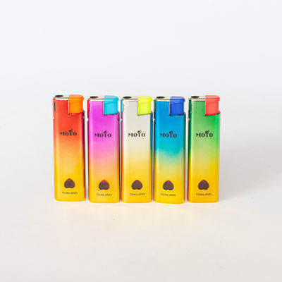 Diseño de moda Dy-F018 encendedor de gas de plástico a prueba de viento con opción de personalización